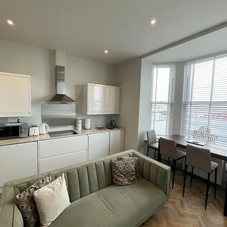 Sea View Ground Floor Flat *